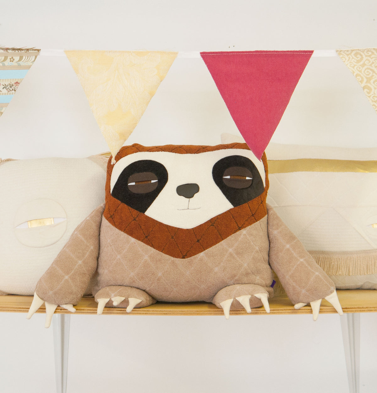 Découvrez notre coussin décoratif Paresseux fait par Velvet Moustache